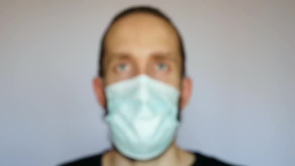 Uomo Barbuto Strappa Maschera Mostra Dito Medio Segno Protesta — Video Stock