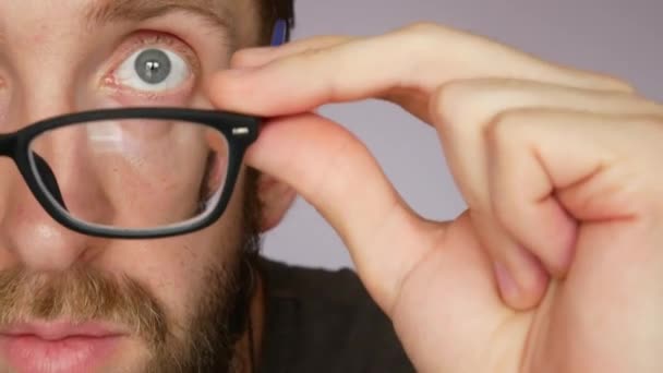 Ein Bärtiger Mann Probiert Brille Aus Nächster Nähe — Stockvideo