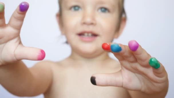 Primo Piano Bambino Carino Piedi Con Braccia Estese Avanti Mostrando — Video Stock