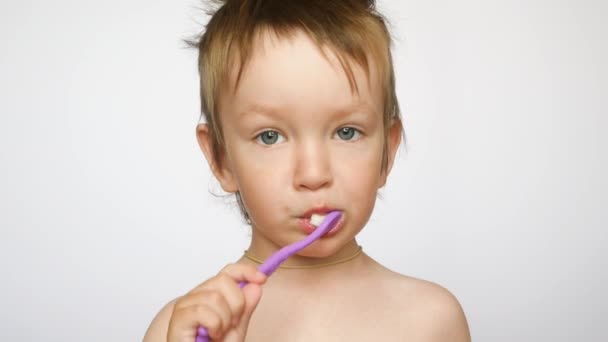 Zbliżenie Pięknego Chłopca Myjącego Zęby Białym Tle — Wideo stockowe