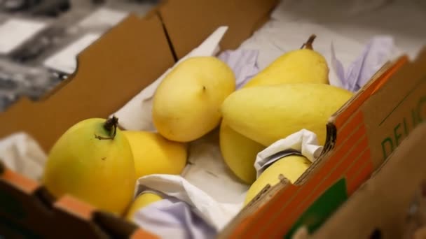 Una Mujer Recoge Cuidadosamente Mangos Amarillos Mercado — Vídeos de Stock