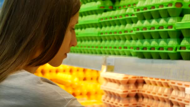 Una Joven Mujer Hermosa Recoge Huevos Supermercado — Vídeos de Stock