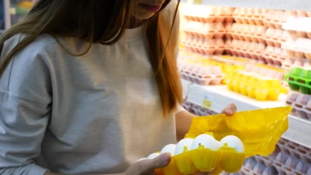 Una Joven Eligió Embalaje Con Huevos Malos Cambia — Vídeos de Stock