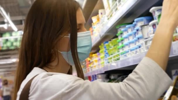 Una Hermosa Chica Con Una Máscara Protectora Elige Queso Cuajada — Vídeos de Stock