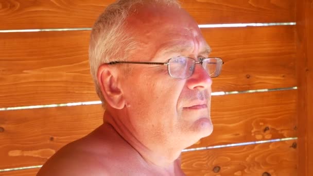 Retrato Anciano Con Gafas Pie Contra Una Pared Madera Una — Vídeo de stock