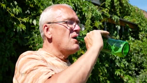 Ένας Ηλικιωμένος Τελειώνει Την Μπύρα Του Στην Αυλή Του Εξοχικού — Αρχείο Βίντεο