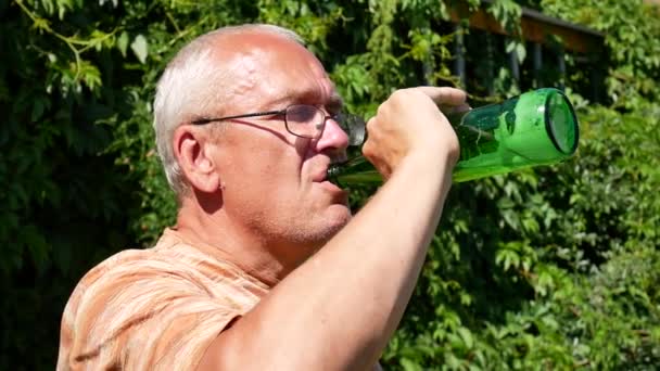Один Пожилой Человек Пьет Пиво Заднем Дворе Своего Загородного Дома — стоковое видео