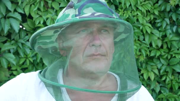 Retrato Homem Usando Chapéu Camuflagem Com Mosquiteiro Contra Fundo Folhagem — Vídeo de Stock