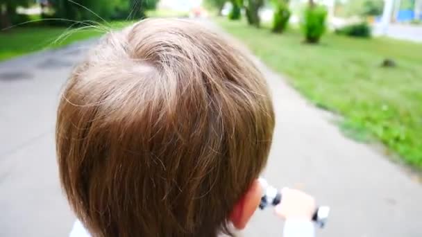 Ένα Μικρό Αγόρι Οδηγεί Ένα Μικρό Ποδήλατο Ένα Δρόμο — Αρχείο Βίντεο