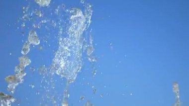 Birçok su püskürtüsü mavi gökyüzüne karşı yükseliyor.