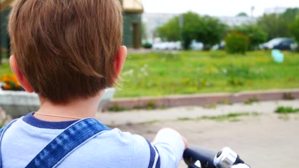 Närbild Glad Liten Pojke Sitter Den Lilla Cykeln — Stockvideo