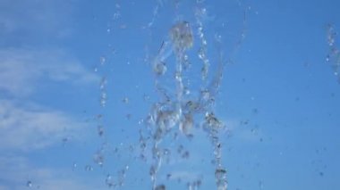 Birçok su püskürtüsü mavi gökyüzüne karşı yükseliyor.