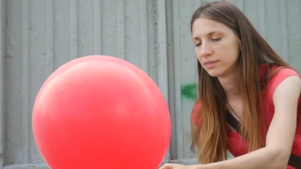 Młoda Piękna Kobieta Różowej Koszulce Trzyma Rękach Duży Czerwony Balon — Wideo stockowe