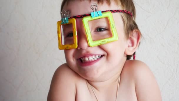 Niño Divierte Con Unas Gafas Juguete Hechas Mano Cara — Vídeos de Stock