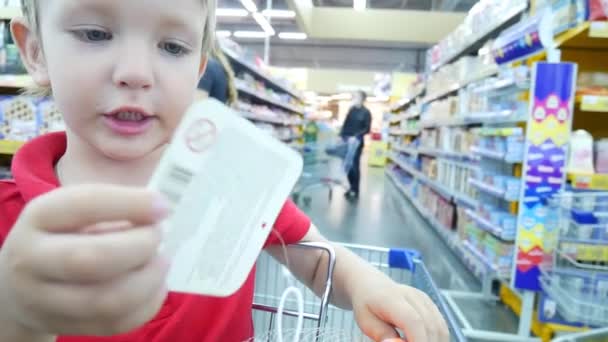 Close Van Een Mooie Jongen Die Een Winkelwagentje Zit Een — Stockvideo