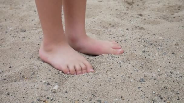 Закрыть Ноги Маленького Мальчика Стоящего Песке — стоковое видео