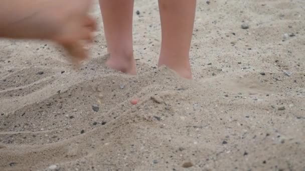 Een Moeder Begraaft Voeten Van Haar Zoon Het Zand Springt — Stockvideo