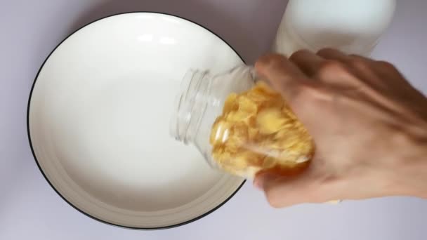 Face Micul Dejun Fulgi Porumb Lapte Aproape — Videoclip de stoc