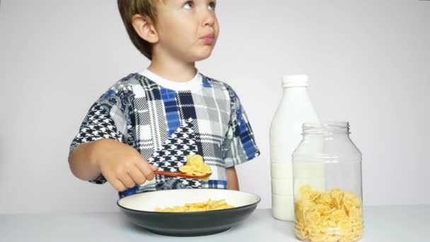 Niño Pequeño Desayuna Copos Maíz Con Leche Cerca — Vídeos de Stock