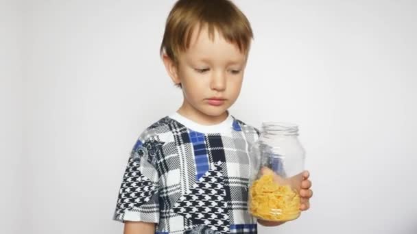 Mały Chłopiec Dobrze Się Bawi Jedząc Płatki Kukurydziane Puszki Białym — Wideo stockowe