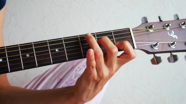 Die Schöne Hand Eines Mädchens Das Akustikgitarre Spielen Lernt — Stockvideo