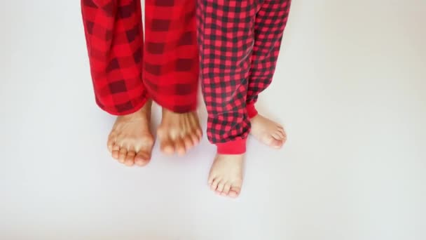 Voeten Van Een Moeder Haar Zoon Een Rood Geruite Broek — Stockvideo