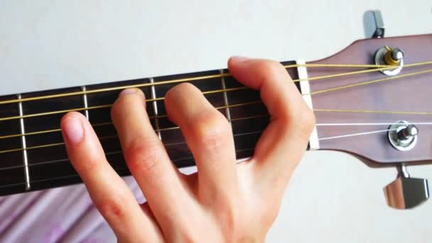 어쿠스틱 기타를 연주하는 배우는 소녀의 아름다운 — 비디오