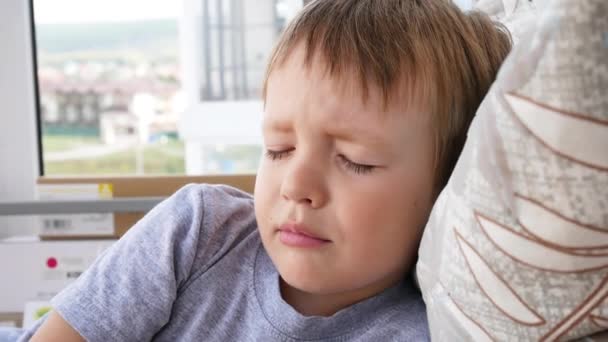 Een Kleine Jongen Die Doet Alsof Hij Slaapt Lacht Beschaamd — Stockvideo