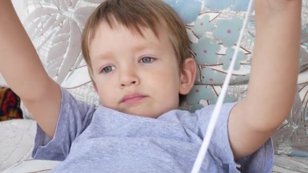 Mutlu Küçük Bir Çocuk Kanepeye Uzanmış Dinleniyor Beyaz Bir Dantelle — Stok video