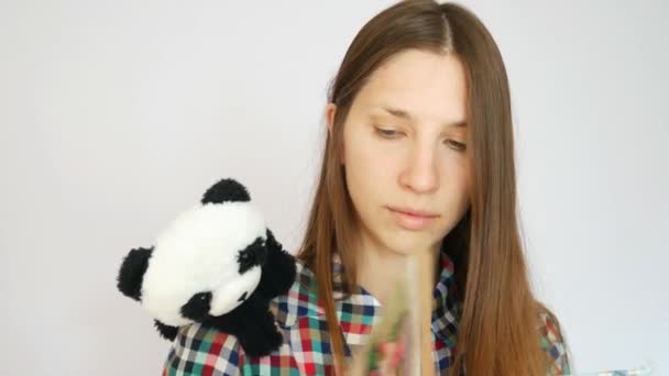 Uma Bela Jovem Mostra Álbum Para Panda Pelúcia Seu Ombro — Vídeo de Stock