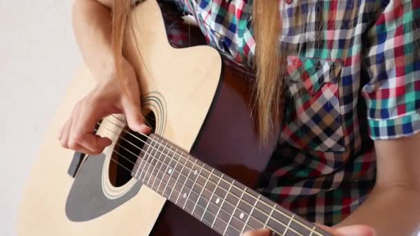 Девушка Цветной Клетчатой Рубашке Играет Акустической Гитаре — стоковое видео