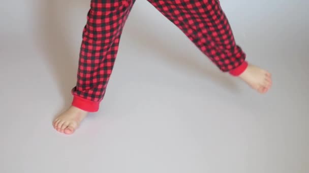 Ein Barfüßiger Kleiner Junge Rot Karierter Hose Macht Große Schritte — Stockvideo