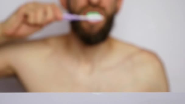 Jeden Brodaty Młodzieniec Bierze Szczoteczkę Zębów Półki Mocno Myje Zęby — Wideo stockowe
