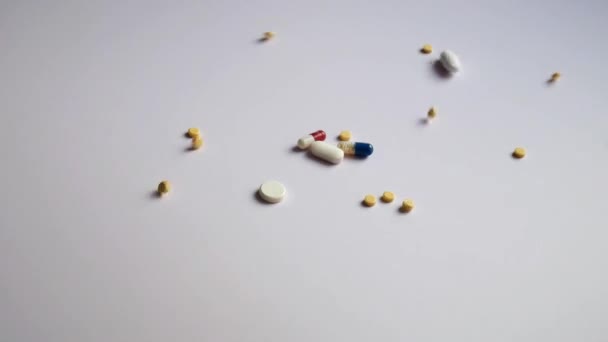 Kéz Különböző Tablettákat Kapszulákat Önt Egy Fehér Felületre — Stock videók