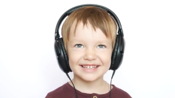 Retrato Niño Sonriente Con Dientes Divertidos Con Auriculares Grandes Cerca — Vídeo de stock