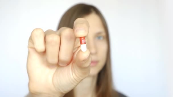 Egy Fiatal Gyönyörű Hölgy Kapszulában Veszi Gyógyszert — Stock videók