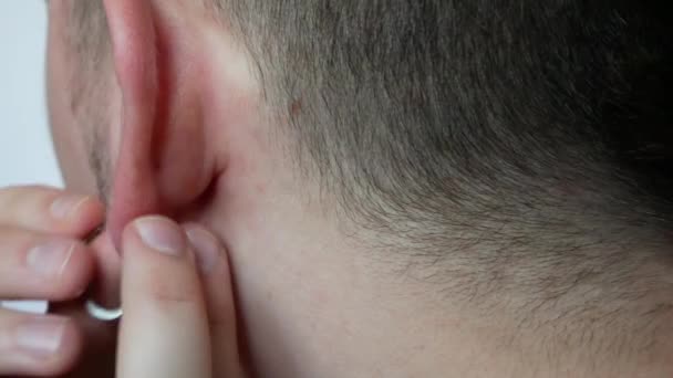 Крупним Планом Хлопець Кладе Сталеві Сережки Його Вухо — стокове відео