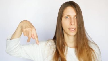 Yakışıklı bir bayan, N harfinden Z harfine kadar sağırlar için uluslararası alfabeyi işaret eder.