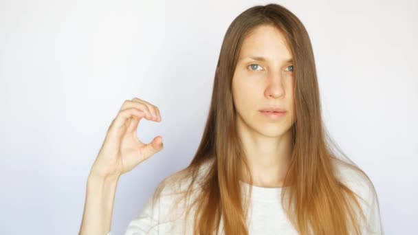 Egy Jóképű Hölgy Gesztusokkal Mutatja Süketek Nemzetközi Ábécéjét Tól — Stock videók