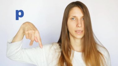 Yakışıklı bir bayan, sağırlar için N 'den Z' ye altyazı harfleriyle uluslararası alfabeyi gösteriyor.