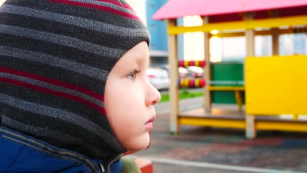 Portret Małego Chłopca Kasku Kapelusz Placu Zabaw Zewnątrz — Wideo stockowe
