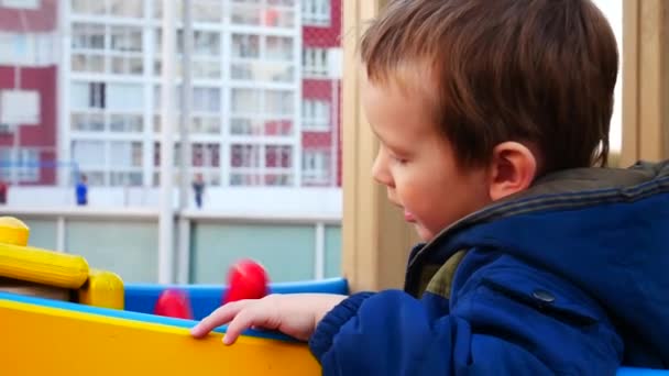 Menino Bonito Tem Uma Diversão Girando Volante Navio Brinquedo Playground — Vídeo de Stock