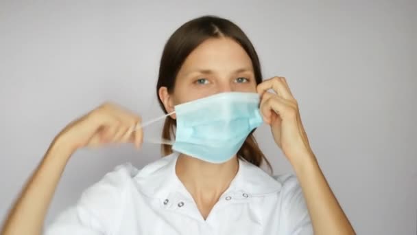 Bardzo Piękna Pielęgniarka Zdejmuje Pracy Maskę Ochronną Rękawiczki Zabiera Słuchawki — Wideo stockowe