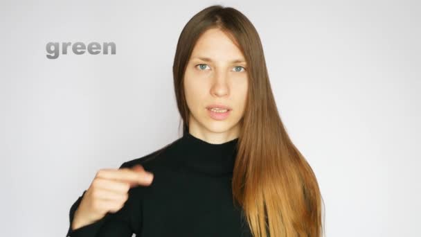 Een Mooie Dame Toont Tekenen Van Kleuren Met Gebaren Internationale — Stockvideo