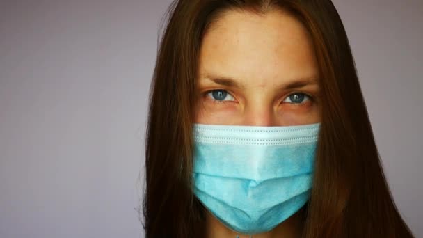Uma Jovem Com Uma Máscara Protetora Segurando Vacina Para Covid — Vídeo de Stock