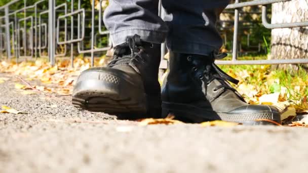 Μαύρα Δερμάτινα Παπούτσια Ενός Άντρα Που Στέκεται Στο Δρόμο Και — Αρχείο Βίντεο