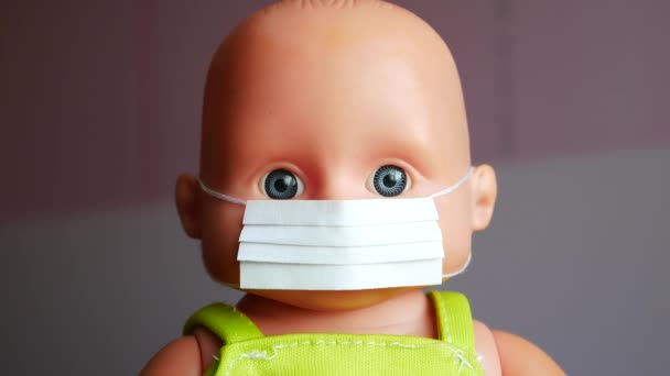 Een Meettemperatuur Van Een Babypop Die Een Beschermend Gezichtsmasker Draagt — Stockvideo