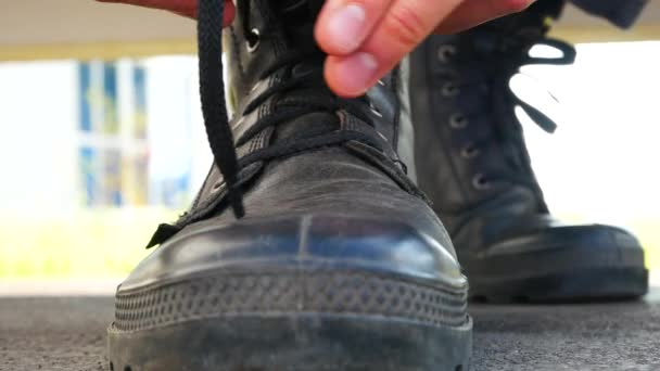 在室外紧贴一只系带的黑色皮靴 — 图库视频影像
