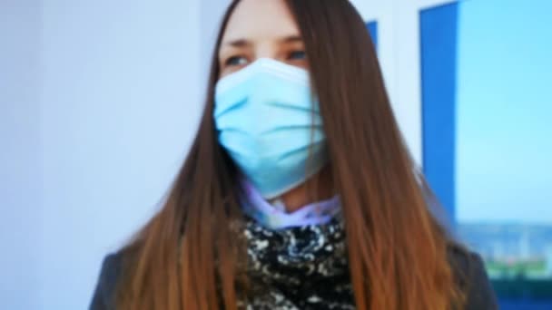 Una Temperatura Medición Una Mujer Joven Con Una Máscara Protectora — Vídeo de stock