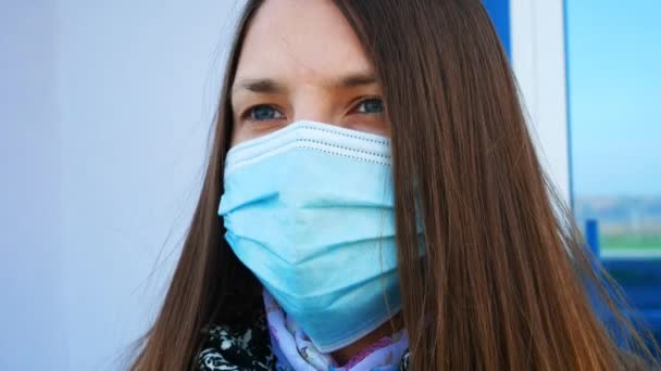 Ένα Πορτραίτο Μιας Νεαρής Γυναίκας Που Φοράει Προστατευτική Μάσκα Προσώπου — Αρχείο Βίντεο
